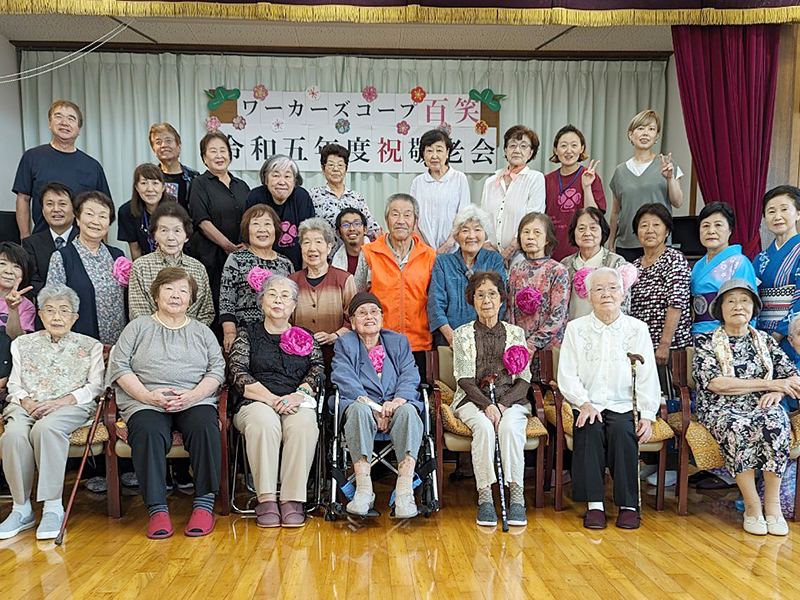 岩手・陸前高田　百笑　敬老会で歌や踊りで笑顔 　99歳手踊り、着物で登場も